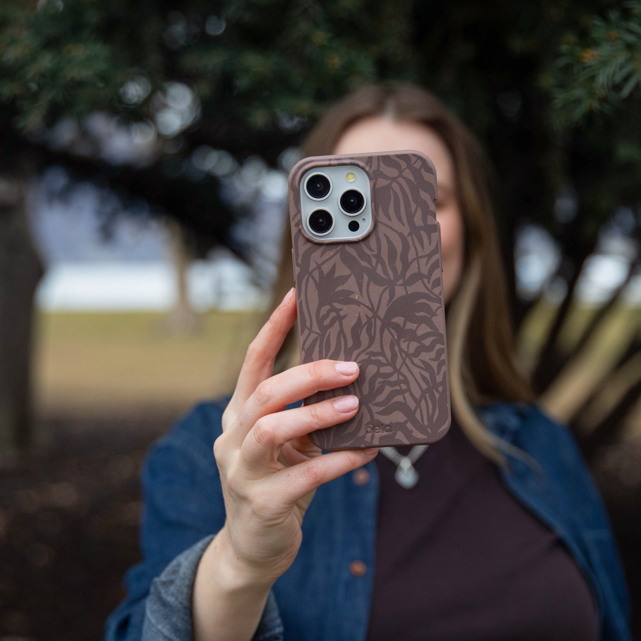 RUSTIC-LEAVES_IP16_ChocolateBrown