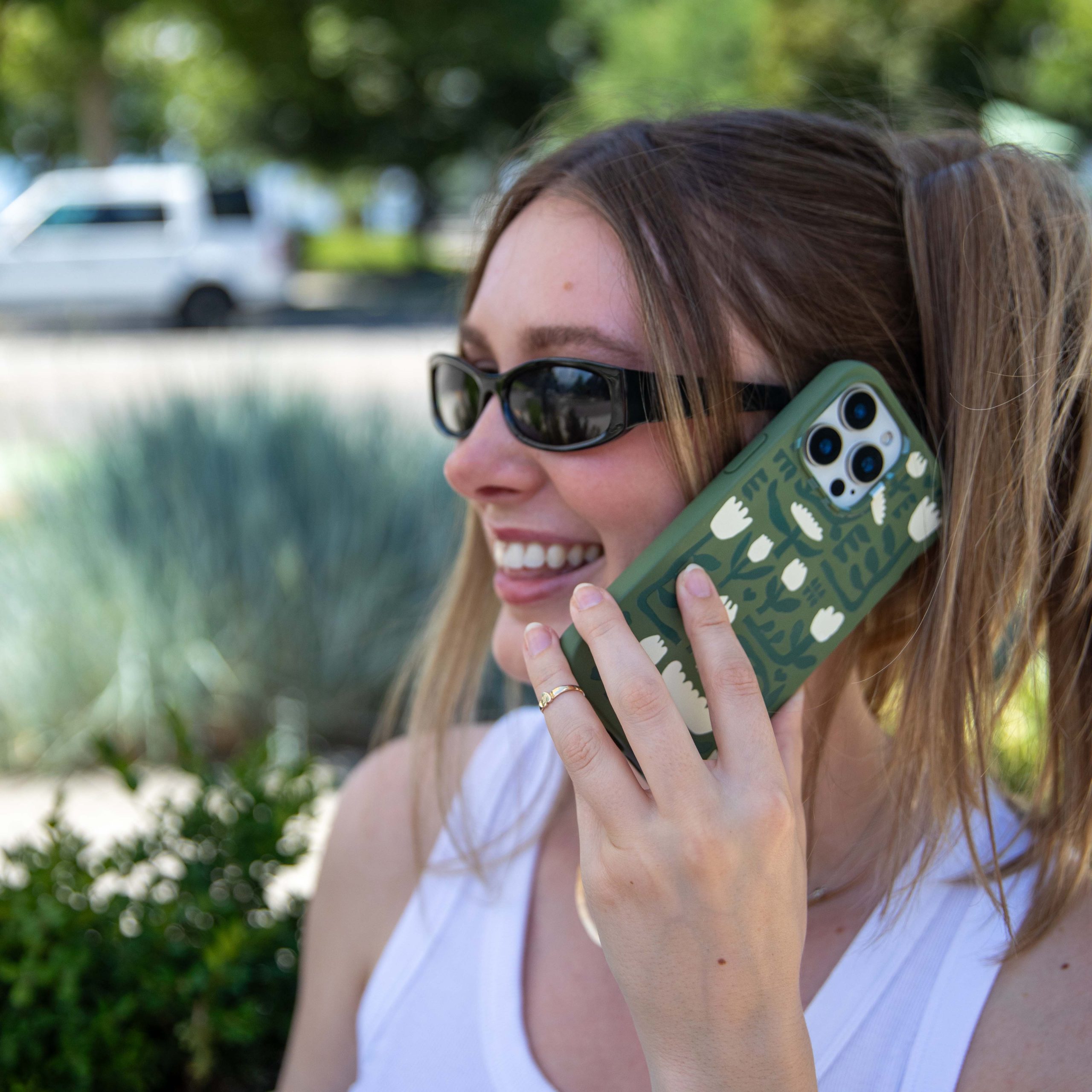 ABSTRACT-TULIPS_S23PLUS_ForestFloor